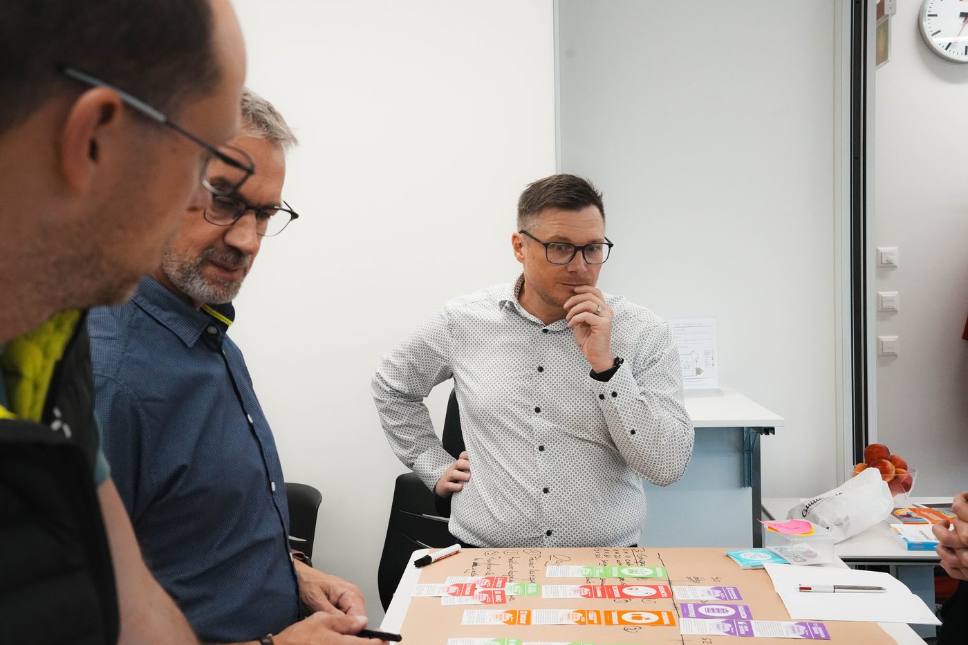 Deux participants construisent un dispositif avec les cartes CHYPS®